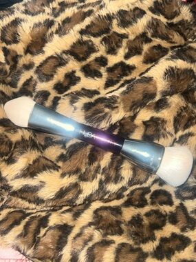 HUDA BEAUTY Dual-Ended Makeup Brush in Iridescent Blue-Purple